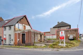 Deze bouwgrond op een hoekperceel in Viane, staat u toe te bouwen aan 6%. De vergunning is verlopen maar kan eenvoudig terug aangevraagd worden. De plannen zijn beschikbaar. De funderingen zijn reeds uitgevoerd, (facturen beschikbaar) zodat u, na heraanvraag, direct terug van start kan gaan met de bouw van uw woning; Van dezelfde eigenaar is het huis er naast eveneens te koop. Zo zou u als koper er voor kunnen kiezen om de twee eigendommen samen te brengen. U woont in een afgewerkte woning, terwijl je naast de deur bouwt aan de uitbreiding van uw woning.