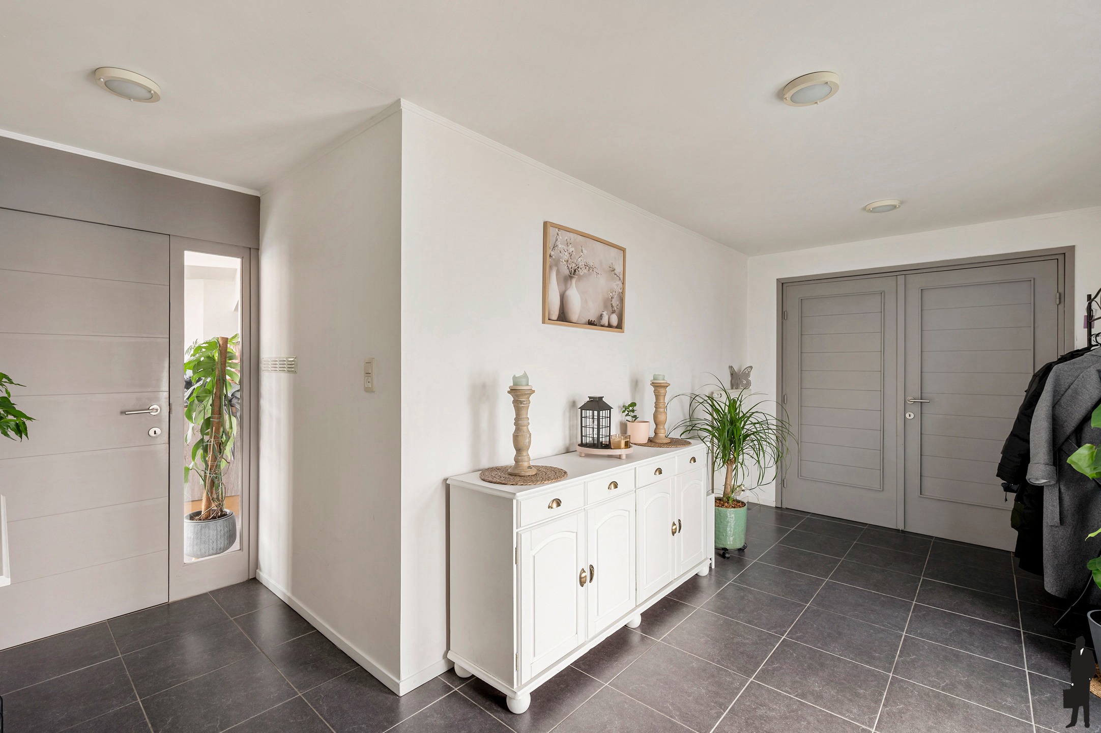 Zeer ruime en rustig gelegen met 3 slaapkamers en grote polyvalente ruimte. - foto 2