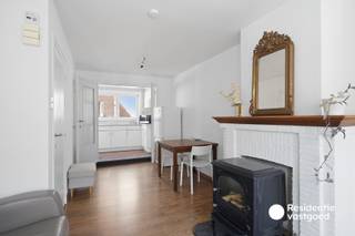 Deze charmante bel-etagewoning met karaktervolle gevel bevindt zich op een bijzonder centrale en rustige ligging in Brugge, op wandelafstand van het historische centrum, winkels, openbaar vervoer en tal van dagelijkse voorzieningen. Dankzij haar praktische indeling en gunstige ligging vormt deze woning een ideale starterswoning of een interessante opportuniteit voor verhuur.<br />Op het gelijkvloers bevinden zich de inkomhal, een praktische berging, was- en bergruimte en de inpandige garage met sectionale poort. De eerste verdieping omvat een aangename leefruimte met gaskachel, een afzonderlijke keuken en een badkamer met lavabomeubel, bad met douchecombinatie en toilet. Daarnaast is er een kleine buitenruimte aanwezig. Op de tweede verdieping bevinden zich twee slaapkamers en de nachthal met toegang tot de zolder. Het dak werd vernieuwd in 2017 en de zoldervloer werd geïsoleerd met 18 cm isolatie. De woning beschikt over houten ramen met hoogrendementsbeglazing en behaalt energielabel D, waardoor geen renovatieverplichting van toepassing is.<br />Een charmante stadswoning met garage, twee slaapkamers en uitstekende bereikbaarheid, ideaal voor eigen bewoning of als investering! <br />De vermelde prijs is een richtprijs. Elk bod hoger of lager dan de vermelde prijs wordt overgemaakt aan de eigenaar die zich het recht voorbehoudt om dit al dan niet te aanvaarden.