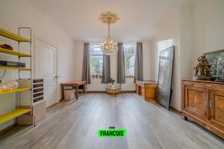 In het rustige en landelijke Beveren-aan-de-Ijzer, deelgemeente van Alveringem, staat deze karaktervolle burgerwoning te koop die ruimte, charme...