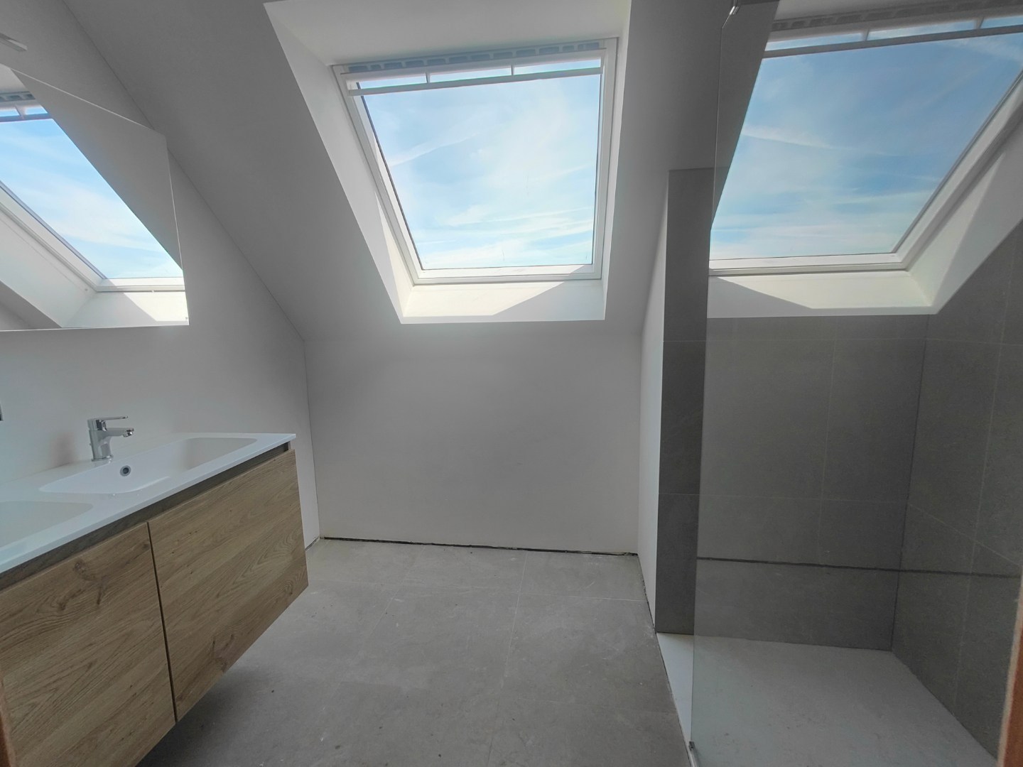 Afgewerkte woning met 3 slaapkamers & ruim zonnig terras + autostaanplaats en berging - foto 5