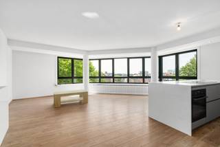 Dit ruim hoek appartement is gelegen op de 5de verdieping (lift aanwezig) en bevindt zich op een ideale locatie, vlakbij het station...