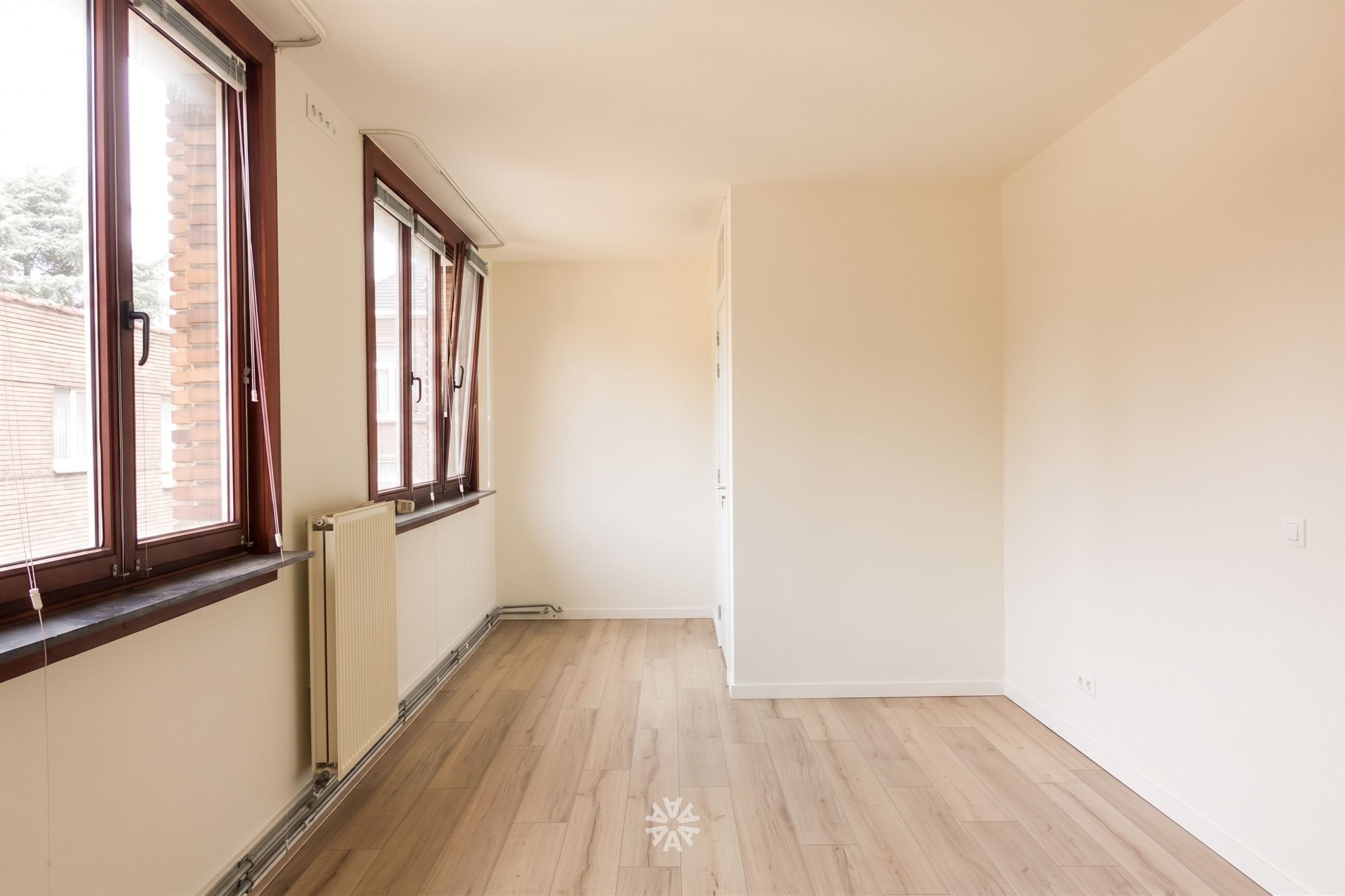 Gerenoveerd lichtrijk appartement op gunstige locatie te huur in Zelzate - foto 5