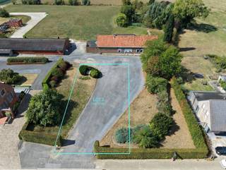 BOUWGROND TE KOOP IN MOORSLEDE MET EEN OPPERVLAKTE VAN 680 m².Op zoek naar een mooi gelegen perceel om uw droomwoning te realiseren? Langs de Roeselaarsestraat 193 in Moorslede vindt u dit bouwperceel met een totale oppervlakte van 680,33 m². Een interessante opportuniteit voor wie op zoek is naar ruimte en de vrijheid om een woning volledig naar eigen wensen te realiseren.Het perceel is vlot bereikbaar en heeft een praktische, rechthoekige vorm. Het is bestemd voor open bebouwing, waardoor u de mogelijkheid heeft om een ruime en volledig gepersonaliseerde woning te realiseren. Volgens de geldende bouwvoorschriften zijn maximaal twee bouwlagen, aangevuld met een dak, toegestaan. De zijgevels dienen minimaal 3 meter van de perceelsgrenzen te worden ingeplant. De maximale bouwdiepte bedraagt 15 meter op het gelijkvloers en 12 meter op de verdieping.Daarnaast dienen er minimaal twee autostaanplaatsen op het eigen perceel te worden voorzien. Ook een carport behoort tot de mogelijkheden, mits deze voldoet aan de geldende voorschriften.Extra troef: het perceel wordt vrij van aannemer verkocht. U geniet daardoor van volledige vrijheid bij de keuze van uw architect en bouwpartner en kunt uw droomwoning volledig volgens uw eigen wensen en budget realiseren.Een mooie kans voor wie zijn eigen woonproject wil realiseren op een ruim perceel in een aangename, groene omgeving in Moorslede.Interesse of wenst u meer informatie over de mogelijkheden en bouwvoorschriften? Neem gerust contact met ons op via info@property-vastgoed.be of telefonisch op 056 96 08 00.