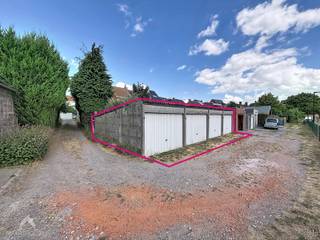 <p>Te renoveren halfopen bebouwing op een perceel van 406 m², met als bijkomende troef vier garageboxen achteraan. De woning omvat op het gelijkvloers een voorplaats met zit- en eethoek, een keukenruimte, kelder, voutekamer, terras en tuin met bijgebouwen en toilet.</p>
<p>Op de verdieping bevindt zich momenteel een open ruimte met mogelijkheid tot het creëren van twee slaapkamers.</p>
<p>Het pand biedt verschillende mogelijkheden: de bestaande woning kan volledig worden gerenoveerd of er kan gekozen worden voor afbraak en heropbouw, mits het bekomen van de nodige omgevingsvergunning. De vier garageboxen zijn bereikbaar via een uitweg die mee in eigendom is en zijn momenteel verhuurd.</p>
<p>De combinatie van het ruime perceel, de garageboxen met verhuuropbrengst en de eigen toegangsweg maakt dit pand interessant voor zowel particuliere kopers als investeerders. Gelegen nabij de Markt, winkels en het Sint-Annapark, met een vlotte verbinding naar de N9 en N44.</p>
<p>Extra troeven:</p>
<ul>
<li>4 verhuurde garageboxen</li>
<li>Halfopen bebouwing</li>
<li>Uitweg mee in eigendom</li>
<li>Te renoveren of ontwikkelingspotentieel</li>
<li>Perceel van 406 m²</li>
<li>Zongerichte tuin</li>
<li>Uitstekende ligging nabij alle voorzieningen</li>
</ul>
<p>Deze woning is te koop ZONDER makelaar via het concept van Smart Houses! Wenst u verdere inlichtingen of een bezoek? Contacteer rechtstreeks de eigenaar via +32475249322</p>