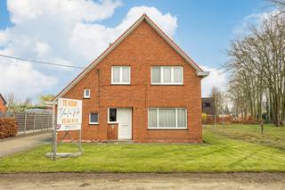 Gelegen op een aangename locatie bevindt zich deze steeds goed onderhouden doch te moderniseren woonst (bew. opp. 166m² welke uitbreidbaar is)...