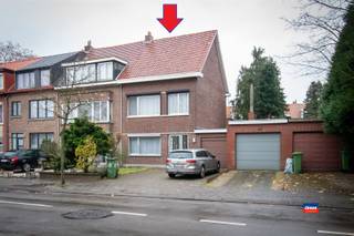 <p><span>HOBOKEN | TE RENOVEREN GEZINSWONING MET DRIE SLAAPKAMERS, ZOLDER, OPRIT, GARAGE EN TUIN OP EEN TOTALE GRONDOPPERVLAKTE VAN 237m² | </span></p><p><span>Indeling als volgt: gelijkvloers: voortuin - oprit voor twee wagens - inkomhal - toilet - leefruimte - open, deels geïnstalleerde keuken - veranda - bergplaats - garage - tuin.</span></p><p><span>Eerste verdieping: overloop/traphal - twee slaapkamers - kinder/bureaukamer - badkamer met ligbad/douche, toilet en lavabomeubel. </span></p><p><span>Grote niet-afgewerkte zolder, te bereiken via valluik (eventueel af te werken tot 1 of 2 extra slaapkamers). </span></p><p><span>Deze woning is gunstig gelegen in de nabijheid van park Sorghvliet, winkels, openbaar vervoer en scholen. </span></p><p><span>Opgelet! Voor deze woning geldt een renovatieverplichting (EPC E). </span></p>