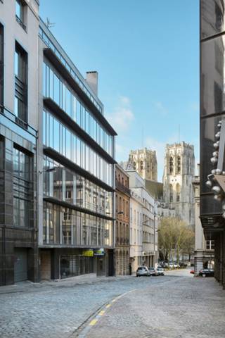 Fully renovated office space to let in the city centre of Brussels, just behind the Cathedral Saint Gudule, the Rue royale and the Park of Brussels. Ideally located: direct access to public transport (train, underground, tramway, bus). Due to it's large windows, the building benefits from great natural light. Perfectly suitable for open space, closed offices and mixed use.<br />Inside parking lots available: 1.750 €/space/year.<br />Archive space available: 90 €/m²/year.<br />Surface: 149 sqm.