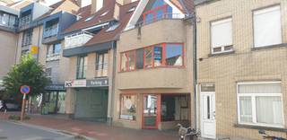 ### Texte traduit ### Magasin moderne à vendre situé à l'entrée de Knokke. <strong>RESTAURATION</strong> est possible. Aménagement : porte d'entrée donnant accès à un premier grand espace d'accueil/espace commercial, un WC/douche, un débarras/laverie, un second grand espace d'accueil/espace commercial, un grand espace de rangement, un<u><strong> garage spacieux</strong></u> donnant sur une cour intérieure commune. Le magasin est actuellement loué. Belle rentabilité locative. <u>Possibilité de changement de fonction en habitation sous réserve d'obtention d'un permis.</u><br />Visite sur rendez-vous. <br /><br /><br /><br /><span><strong>Vente sous conditions ; Voir www.more.be, "annexes" et sous réserve de disponibilité.</strong></span>