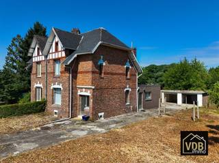 Typische grote mijnwerkerswoning met 3 ruime slaapkamers en 2 garages gelegen op een groot hoekperceel van 1125 m²  te Eisden, GRAFHEUVELSTRAAT...