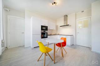 Volledige presentatie en plannen op onze website: We Invest Huy stelt u dit appartement met 2 slaapkamers van 62 m² voor, gelegen op de 1e...