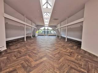 Batiment commercial avec diverses possibilités à un excellent emplacement.Ce bâtiment de 1275m² se compose de :-            Dépot de 897 m² au...