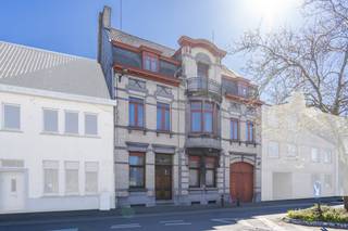 Op een grondoppervlakte van 3.263 m² vinden we deze authentieke woning te Kuurne terug. Gelegen in de Kortrijksestraat te Kuurne met goede...