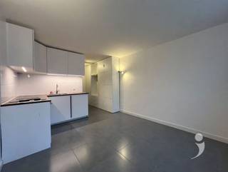 Studio à louer dans le centre de LouvainCette belle studio est située en plein centre de Louvain, à distance de marche des magasins, restaurants et de la gare.Le studio dispose d'un espace de vie et de sommeil agréable avec sa propre cuisine. De plus, un espace de rangement suffisant est prévu, y compris des placards et une armoire.La salle de bain privée est équipée d'une douche, d'un lavabo et d'un WC, ce qui offre un confort et une intimité supplémentaires.La provision mensuelle pour les charges communes est de 90 €, électricité non comprise.Grâce à son emplacement central et à sa disposition pratique, ce studio est idéal pour ceux qui souhaitent vivre confortablement dans le centre animé de Louvain, avec toutes les commodités à portée de main.