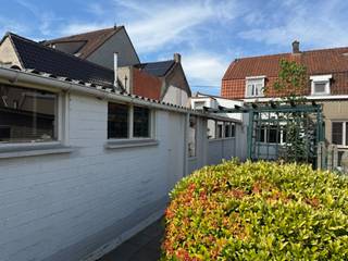 Deze woning is gelegen op een perceel van 385 m² en biedt dankzij de ruime grondoppervlakte en de aangename tuin heel wat potentieel. De woning is momenteel ingericht met 2 slaapkamers en beschikt achteraan over een gezellige tuin met verschillende koterijen.<br /><br />De woning is volledig te renoveren, maar net dat biedt de mogelijkheid om ze volledig naar eigen smaak en hedendaagse woonnormen om te vormen. Of u nu droomt van een gezellige gezinswoning of een renovatieproject als investering: hier zijn verschillende mogelijkheden.<br /><br />Een absolute troef is de ligging. Het station van Aalter bevindt zich heel dichtbij, waardoor u op wandelafstand toegang heeft tot treinverbindingen en openbaar vervoer. Ook scholen, winkels, horeca en andere dagelijkse voorzieningen bevinden zich in de nabije omgeving.<br /><br />Deze woning is vooral interessant voor wie niet bang is om de handen uit de mouwen te steken en op zoek is naar een pand waar nog een eigen verhaal van kan worden gemaakt.<br /><br />De combinatie van de ruime perceeloppervlakte, de tuin, de huidige 2 slaapkamers en de bijzonder gunstige ligging maakt dit tot een interessante opportuniteit voor zowel een handige particulier als een investeerder.<br /><br />Een woning met werk aan de winkel, maar vooral met ruimte en potentieel om er iets moois van te maken.<br /><br />Interesse? Neem contact op voor meer informatie of een bezoek ter plaatse.<br /><br />Dit pand is onderworpen aan de renovatieverplichting van de Vlaamse overheid voor residentiële gebouwen (behoudens bij sloop binnen 5 jaar na de aankoop). Consulteer voor meer informatie de website van het Vlaams Energie- en Klimaatagentschap via https://www.vlaanderen.be/een-woning-kopen/renovatieverplichting-voor-residentiele-gebouwen<br /><br />Bestuursmaatregelen in het maatregelenregister: nee