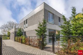 AANKOOP MOGELIJK AAN 6% BTW, neem contact op voor de voorwaarden.<br />Prachtige nieuwbouwwoning in het centrum van Lille (Poederlee)<br /><br />Laatste woning beschikbaar in het Project Green Art Estates. Dit project is een uitzonderlijk project in Poederlee dat een antwoord biedt op al de huidige en toekomstige woonbezorgdheden. <br /><br />Deze woning werd gerealiseerd door Nv ConSept, dat bij uitstek gekend staat voor zijn hoogkwalitatieve afwerking (Bora, Anywaydoors, domotica, centrale stofzuiger, ...). Deze woning heeft bovendien een E-peil van -13. Voor de bewoners betekent dit dat de woonkosten zeer laag zijn door de eigen zonnepanelen en warmtepomp. Deze energiezuinigheid betekent ook dat je 5 jaar vrijgesteld bent van je kadastrale belasting. <br /><br />Lille (Poederlee) ligt zeer centraal in de Voorkempen en is gekend voor zijn landelijk karakter. Lokaal winkelen kan in de directe omgeving en de steden in de buurt zijn vlot bereikbaar, zowel met de auto als met het openbaar vervoer. <br />Ook binnen Project Green Art Estates is er gezorgd voor een rustige, gemeenschappelijke groene tuin waar je zorgeloos met je buren contact kan hebben. Die tuin is slim aangelegd waardoor het onderhoud tot een minimum wordt beperkt. <br /><br />Bij Green Art Estates is aan alles gedacht om het leven van de bewoners op alle vlakken zo aangenaam en zorgeloos mogelijk te maken. Het is mogelijk om aan 6% BTW te kopen als je daarvoor in aanmerking komt.<br /><br />Info en verkoop:<br />De verkoop geschiedt onder BTW op het constructiedeel en registratierechten op het grondaandeel. Voor info of een verkennend gesprek, contacteer Karin 0486/97 84 27 of karin@reds.be