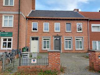 Ruim, gezellig twee slaapkamer appartement met terras in het centrum van Gierle. EPC 163 (KWh/m²jaar). Beschikbaar 1 april 2026Ligging: Het pand is...