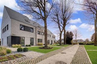 Deze gesloten BEN-woning (lot 2 / bus 53) is uitstekend gelegen op wandelafstand van het centrum van Zaffelare, met winkels, scholen en...