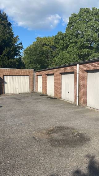 Afzonderlijke garage te huur: poortbreedte 220cm<br />Proper, in goede staat, dak recent vernieuwd