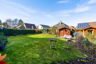 Gezellige woning met mooie tuin en een appartement van 77 m² met 1 slaapkamer als aparte entiteit. Woonhuis indeling: inkomhal, ruime woonkamer met eetkamer en zithoek, ingerichte keuken en overdekt terras, op het gelijkvloers is er tevens een slaapkamer, dressing, een badkamer met douche, wastafel en toilet, bureau. Eerste verdieping: nachthal, 2 ruime slaapkamers, bureau en badkamer douche, wastafel en toilet. Zolder met uitbreidingsmogelijkheden. Grote kelder en praktische garage. Appartement indeling: inkomhal gelijkvloers met trap naar de eerste verdieping: woonkamer, ingerichte keuken, badkamer met douche, enkele lavabo en toilet, slaapkamer en veranda. Eveneens een zolder met uitbreidingsmogelijkheden. Aparte tellers. Oprit voor 2 wagens. Goede ligging op wandelafstand van bus, nabij scholen, winkels en belangrijke invalswegen. De Internationale Duitse School Brussel is op ± 1 km, de Brussels American School is op ± 1,5 km, de British School of Brussels is op ± 5,5 km en de European School Brussels II is op ± 6–7 km. Het NAVO-hoofdkwartier is ±7,8 km en het hoofdkantoor van de Europese Commissie is ±14 km.  EPC Woning 387 kWh/(m²jaar) UC 260203-0003788787, EPC Appartement 271 kWh/(m²jaar) UC 20240828-0003351808. De woning is beschikbaar bij akte, het appartement is verhuurd. 