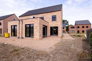 <p>Deze ruime nieuwbouwwoning met 3 slaapkamers, en een zolder van 45m² die afgewerkt kan worden tot een grote slaapkamer, is voorzien van alle moderne technieken zoals domotica, ventilatie, vloerverwarming. Afgewerkt met houtaccenten, zwart buitenschrijnwerk en een stalen deur in de living, heeft de woning een landelijke uitstraling. De uitstraling wordt versterkt door de perceelbreedte van 15m.</p><br /><p>De keuken wordt momenteel nog geplaatst. De woning wordt schilder-klaar afgeleverd. De tuin wordt aangevuld en gelijk getrokken. Buitenafwerking is niet in de prijs inbegrepen. Aanleg terras en klinkers wordt optioneel aangeboden voor €6.000+BTW</p><br /><p>Bewoonbare oppervlakte:<br />Glv: +/-80m²<br />1°: +/-60m²<br />2e: +/-46m² <br />Totaal: +/-180m²</p><br /><p>De woning ligt op een boogscheut van de markt van Veerle - Laakdal; Winkels, scholen en bossen zijn steeds vlakbij.</p><br /><p>De voorgestelde prijs is exclusief belastingen en registratierechten. <br />12% reg op grond twv €120.000=€14.400<br />21%BTW op constructie twv €269.000=€56.490<br />De prijs inclusief BTW en registratierechten bedraagt €459.890,-</p><br /><p>Wil jij meer weten over deze woning? Aarzel dan niet om ons kantoor te contacteren.</p><br /><p>Heb je zelf een woning die je wil verkopen of verhuren? Nxxt Vastgoed neemt graag de tijd voor een gesprek. <br />We bekijken de mogelijkheden die jouw pand biedt, en koppelen die aan jouw noden en wensen. <br />Samen maken we van jouw vastgoeddroom een Succesvolle Nxxt Step.</p><p></p>