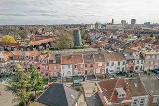Ben je op zoek naar een instapklare woning met veel lichtinval en een unieke troef in Mechelen? Dan is deze woning zeker een bezoek waard.De woning...