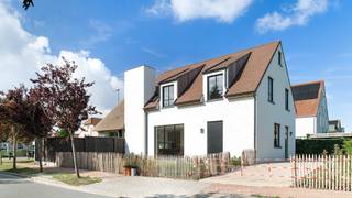 Nieuwbouwvilla gelegen op een ruim perceel te Knokke dichtbij het centrum. Gelegen op een hoekperceel aan de Acht-Meilaan te Knokke. De woning...