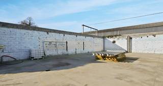 Op een zeer gunstige locatie vinden we deze magazijn(hangar).Het magazijn die nog afgewerkt moet worden heeft een oppervlakte van 240 vierkante...