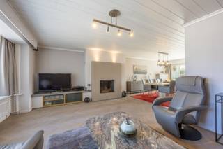 Stijlvolle bel-étagewoning met grote garage in een rustige straat, dicht bij winkels en voorzieningen. Binnen geniet u van een hoogwaardige...