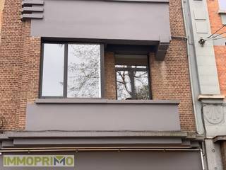 Ruim en lichtrijk appartement te huur op de 1e verdieping in een klein gebouw. <br />Bij het betreden van het appartement kom je terecht in een inkomhal, apart toilet, berging met aansluiting wasmachine en droogkast.  <br /><br />De leefruimte met laminaatvloer en aansluitende keuken geniet van een overvloed aan natuurlijk licht dankzij de grote raampartijen. De volledig ingerichte keuken is voorzien van een kookplaat, dampkap, en kleine ijskast en biedt bovendien veel opbergruimte.<br />Aan de leefruimte is er een klein terrasje met zicht op het boelaerpark. <br /><br />Het appartement beschikt over één ruime slaapkamer , de middenkamer is te gebruiken als bureelruimte en /of ruime berging. <br /><br />De badkamer is uitgerust met een ligbad met douchefunctie, toilet en een ruim badkamermeubel met ingebouwde lavabo. <br /><br />Het appartement is gelegen op de eerste verdieping zonder lift. geen kelder. Het onderhoud van de trapzaal gebeurd met een beurtrol. <br /><br />De gemeenschappelijke kosten bedragen 40,00 euro en is een voorschot op het waterverbruik en elektriciteit van de trapzaal.  <br /><br />Het appartement kan redelijk vlug beschikbaar zijn, dit vanaf 1 mei 2026.  <br />Te bezichtigen na afspraak.  <br /> 