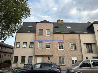 Dit instapklare duplex appartement bevindt zich op de 2de en 3de verdieping van het gebouw en heeft een bewoonbare oppervlakte van 104 m2. <br />Op de tweede verdieping is er: <br />- Een inkomhal en toilet met handenwasser aanwezig<br />- Een leefruimte met toegang tot een aangenaam terras. <br />- Open keuken voorzien van koelkast, combi-oven, kookvuur, afzuigkap, spoelbak, vaatwasser en voldoende kastruimte. <br />- 2 Ruime slaapkamers ( 10m2 en 12m2), waarvan momenteel 1 kamer ingericht is als bergruimte<br />- Een badkamer voorzien van dubbele lavabo en douche. <br /><br />Via de leefruimte kan je naar de 3de verdieping gaan via een draaitrap. <br />Op de derde verdieping is er: <br />- Grote open leefruimte die momenteel gebruikt wordt als zithoek. (Mogelijkheid tot 3de slaapkamer)<br />- Een 2de badkamer met ligbad en lavabo<br />- Bergruimte met alle technische voorzieningen, aansluiting voor was en droogmachine + opbergkasten<br /><br />Dit appartement beschikt ook over een ondergrondse privé garage (individueel afsluitbaar met een automatische poort. <br /><br />Extra informatie:<br />- Bouwjaar 2009<br />- EPC score A (99)<br />- Verwarming op gas <br />- Elektriciteit conform <br />- Maandelijkse gemeenschappelijke kosten (inclusief syndicus, brandverzekering, elektriciteit algemene delen,…) van €88,32/ maand