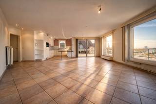 Altijd gedroomd van een appartement met zicht op zee? <br /><br />Dit verzorgd appartement biedt een ongeëvenaard open zicht over de zee én de vernieuwde boulevard van Heist – elke dag opnieuw genieten. Het appartement omvat twee slaapkamers en een prachtig zonneterras. Huurprijs: EUR 1.250 + EUR 70 vaste syndickosten. <br /><br />Gelegen in een goed onderhouden residentie (bouwjaar 2002), combineert dit appartement comfort met een uitstekende ligging. Het strand, de Zeedijk, warenhuizen en openbaar vervoer, het ligt allemaal binnen wandelafstand. <br /><br />Indeling van het appartement: Inkom met ingemaakte vestiairekasten, een zonovergoten woonkamer met knappe zichten, een open en volledig ingerichte keuken, achteraan twee volwaardige slaapkamers en een ingerichte badkamer met ligbad. <br /><br />Het terras is zongericht en groot genoeg voor het plaatsen van een tafel. Beneden op het gelijkvloers nog een handige fietsenberging en privatieve bergruimte. <br /><br />📞 Bezoeken mogelijk na afspraak via 050 89 27 70