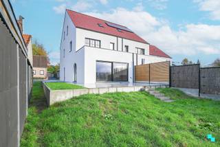 Deze riante nieuwbouwwoning met een bewoonbare oppervlakte van maar liefst 234 m² (inclusief zolderverdieping) is gelegen op een perceel van 579...