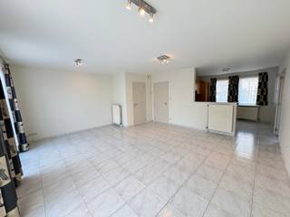 <strong>Roeselare - Woning met 2 slaapkamers en garage te huur.</strong><br /><br /><strong>Indeling:</strong><br /><u>Gelijkvloers:</u> inkom, apart toilet met lavabo, berging, living met open keuken, ruime berging/wasplaats<br /><u>1ste verdieping:</u> 2 slaapkamers, badkamer<br />Zolder + garage<br /><br />+ Weinig elektriciteitsverbruik: 8 zonnepanelen met batterij<br />+ Rustige ligging<br />+ Instapklaar<br />+ Traplift voorzien<br /><br /><strong>Interesse?</strong> Klik hier! https://mijnhuurprofiel.be/property/31896303-a10a-4edc-84c3-f4984cd3e204