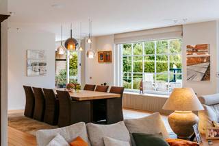 De woning werd getekend door architect Jan Missiaen. Het ontwerp combineert een ruime en praktische indeling met een kwalitatief hoogstaande afwerking. <br /><br />Ook de tuin werd met evenveel zorg ontworpen door architect Ludo Dierickx. Het zwembad maakt het vakantiegevoel compleet. <br /><br />Aankomen doen we via de toegangspoort, waarbij de haag discretie garandeert. <br /><br />Via de ruime inkomhal betreden we de woning en wandelen we door naar de woon- en werkvertrekken. <br />De obumex keuken werd uitgerust met uitsluitend Miele toestellen en een praktische berging bevindt zich vlakbij. <br />De woonkamer en keuken hebben beide toegang tot het terras dat zich over de volledige lengte van de achtergevel strekt.  <br />Aansluitend aan het terras, bevindt zich ook nog een overdekt terras dat toegang geeft tot de fitnessruimte en douchekamer. <br />Verder bevindt zich op het gelijkvloers ook nog een lichtrijke bureauruimte en een dubbele garage.  <br /><br />De eerste verdieping betreden we via een zeer ruime nachthal die door alle maatwerkkasten tevens dienst doet als functionele bergruimte. <br />Op deze verdieping vinden we, naast de masterslaapkamer, nog 3 ruime slaapkamers terug, uitgerust met een maatwerk bureau en kasten, alsook airco. <br /><br />In de master slaapkamer kunnen de eigenaars geniet van een echt 'hotelgevoel'. Via de dressing betreedt u de ruime slaapkamer. Aansluitend vinden we de master badkamer, uitgerust met ligbad, dubbele lavabo, inloopdouche, afzonderlijk toilet en sauna. <br /><br />De tweede badkamer beschikt over een ligbad, inloopdouche en dubbele lavabo. <br /><br />Ook een praktische linnenkamer werd voorzien en beschikt opnieuw over heel wat maatwerk. <br />Deze verdieping heeft tot slot nog een tweede leefruimte of grote slaapkamer.<br /><br />Tot slot beschikt de woning ook nog over een kelder, volledige kruipkelder, zolder en tuinkelder. <br /><br /> De geafficheerde prijs is een vanafprijs. <br /><br />Bestuursmaatregelen in het maatregelenregister: nee