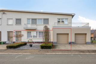 Zeer ruim, gelijkvloers appartement met 3 slaapkamers, tuin, inpandige garage en extra parkeergelegenheden gelegen nabij het centrum van...