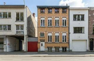 <p><span>Statig en veelzijdig herenhuis met magazijn en beroepsmogelijkheden op centrale ligging</span></p><p><span> </span></p><p><span>OMGEVING</span></p><p><span>Dit prachtige gerenoveerde herenhuis is centraal gelegen in Mortsel, op wandelafstand van Fort 5 en in de onmiddelijke nabijheid van scholen, winkels en openbaar vervoer. Dankzij de vlotte verbinding met de A12 en E19 (Antwerpen-Brussel) geniet u van een uitstekende bereikbaarheid. Een ideale locatie voor wie comfortabel wil wonen en werken, met snelle connecties naar omliggende gemeenten.</span></p><p><span> </span></p><p><span>INDELING</span></p><p><span>U betreedt de woning via een statige inkomhal met marmeren vloer die meteen de grandeur van dit herenhuis weerspiegelt.</span></p><p><span> </span></p><p><span>Gelijkvloers:</span></p><p><span>Het gelijkvloers kan volledig afzonderlijk bewoond worden of ingericht als beroepsruimte, ideaal voor vrije beroepen of co-housing. Momenteel beschikt deze verdieping over twee ruime kamers, een ingerichte keuken, berging en een apart toilet. Deze ruimte is basis staat, de bovenste verdiepingen zijn gerenoveerd.</span></p><p><span> </span></p><p><span>Eerste verdieping</span></p><p><span>Op de eerste verdieping bevindt zich een lichtrijke leefruimte met parketvloer, bestaande uit een ruime living, eetkamer en een hyper-geïnstalleerde open keuken met kwalitatieve toestellen. Aansluitend is er een aangenaam terras waar het heerlijk vertoeven is. Verder zijn er nog een berging en een apart toilet.</span></p><p><span> </span></p><p><span>Tweede verdieping</span></p><p><span>De nachthal geeft toegang tot vier volwaardige slaapkamers, een badkamer voorzien van alle comfort, een wasplaats en een apart toilet. Deze verdieping is uitgerust met airco voor optimaal comfort. </span></p><p><span> </span></p><p><span>Daarnaast beschikt de woning over een volledige kelder. Via de inrit naast de woning bereikt u de binnenplaats van maar liefst 117 m², die toegang biedt tot een groot magazijn/garage van 77 m² - perfect voor zelfstandige activiteiten, stockage of hobby's.</span></p><p><span> </span></p><p><span>BIJZONDERHEDEN</span></p><p><span>- Ideaal voor kangeroewoning / co-housing / vrije beroepen</span></p><p><span>- Riant magazijn/garage van 77 m²</span></p><p><span>- Energiezuinig EPC B</span></p><p><span>- Elektriciteit conform</span></p><p><span>- Zonnepanelen en regenwater put (7500 l aangesloten op toiletten en wasmachine)</span></p><p><span>- Airco in slaapkamers</span></p><p><span>- Zeer goed onderhouden en instapklaar / 1-2 gerenoveerd </span></p><p><span> </span></p><p><span>Een unieke opportuniteit voor wie op zoek is naar ruimte, comfort en veelzijdigheid op een toplocatie in Mortsel.</span></p><p><span> </span></p>