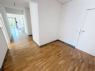 <p>Dit appartement met 2 slaapkamers in Dilbeek bevindt zich op de 2e verdieping van een verzorgd gebouw met lift. </p><p>Dankzij de praktische indeling, 2 terrassen en de gunstige ligging vlak bij winkels en openbaar vervoer vormt dit appartement een comfortabele woonoplossing voor wie centraal en aangenaam wil wonen.</p><p>U komt binnen via een ruime inkomhal met vestiaire en apart toilet. De lichtrijke woonkamer sluit naadloos aan op de open geïnstalleerde keuken, wat zorgt voor een open en gezellige leefruimte. Verder beschikt het appartement over 2 volwaardige slaapkamers waarvan 1 met dressingkast, een berging met wasplaats en 2 terrassen. Daarnaast zijn er een privatieve kelder en een autostaanplaats in de garage inbegrepen. </p><p>Met een EPC van <strong>285kWh/m²</strong> en label C biedt dit appartement bovendien een goede energieprestatie.</p><p>Een ideale woonkans op een centrale locatie in Dilbeek, op wandelafstand van winkels en openbaar vervoer.</p><p><strong>Onmidelijk beschikbaar</strong>.</p>