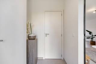 Moderne halfopen nieuwbouwwoning op 263m2 in een nieuwe kindvriendelijke verkaveling in het centrum van Herzele. Het project bestaat uit 32 nieuwbouwwoningen, allen ontworpen met moderne architectuur. Woning 17: Op het gelijkvloers beschikt de woning over een ruime leefruimte met open keuken, een bergplaats en een inkom met gastentoilet. Op de eerste verdieping bevinden zich 3 slaapkamers, een bergruimte en een badkamer met bad en douche. Op de tweede verdieping is er een master bedroom met dressing en eigen douchekamer en een grote was/bergplaats. De woning is ondertussen in volle opbouw en staat op de planning om instapklaar af te werken. Zie jij jezelf hier wonen? Bel Ewout op 0497 588 888 of mail naar contact@huysmanbouw.be voor meer informatie. Meer info over het project op huysmanbouw.be