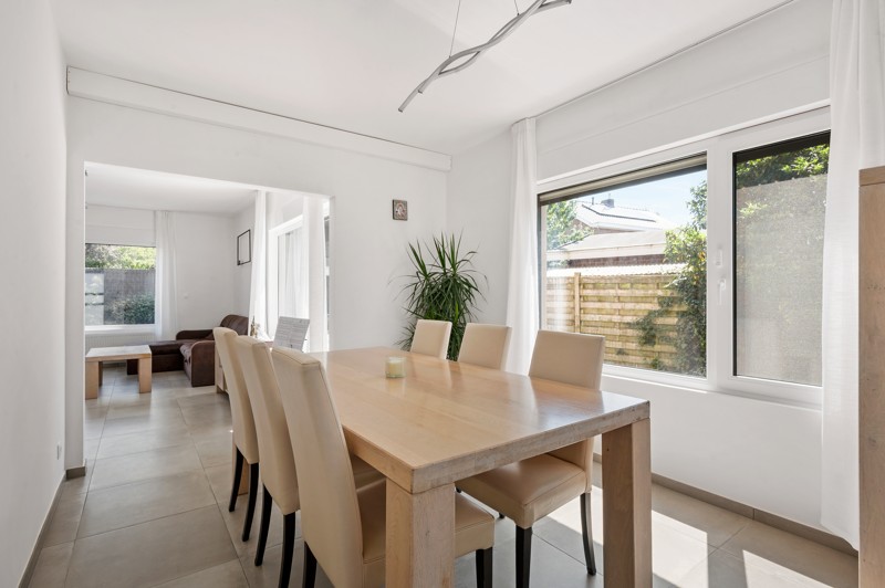 Gerenoveerde gezinswoning (°2024) met 3 slaapkamers, inpandige garage en zonnige tuin - foto 4