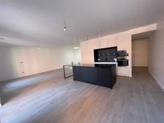 In voormalige snoepjesfabriek omgevormd tot karaktervol residentieel complex bevindt dit rustig en centraal gelegen ruim appartement zich, met aangenaam terras uitgevend op binnentuin. Volledig nieuw geïnstalleerd naar laatste norm, 2 comfortabele slaapkamers. Bijzonder ruime leefruimte met hyper- geïnstalleerde ingerichte keuken. Moderne badkamer voorzien van alle gemakken. Mogelijkheid tot huren van parking met laadpaal aan 125 euro per maand. Kelder aanwezig alsook fietsenstalling. Energiezuinig! Volledig geschilderd en wordt voorzien van verlichtingsarmaturen en gordijnrails.