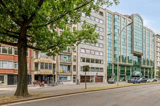 <br />Gelegen op de eerste verdieping van een verzorgd gebouw met lift bevindt zich dit te renoveren appartement boordevol potentieel.<br />Via de inkomhal op parketvloer, met praktische berging en een apart gastentoilet, betreedt u het appartement. De lichtrijke woonkamer met mooie parketvloer zorgt voor een warme en gezellige sfeer. Verder beschikt het appartement over een keuken, een badkamer met ligbad en een volwaardige slaapkamer.<br />Een ondergrondse kelderberging biedt extra opbergruimte.<br />Dankzij de centrale ligging zijn winkels, openbaar vervoer en andere voorzieningen vlot bereikbaar, wat het zowel voor eigen bewoning als investering bijzonder interessant maakt. Het appartement is momenteel verhuurd aan €500 per maand.<br />Bent u op zoek naar een centraal gelegen woonst die u volledig naar eigen smaak kan renoveren? Dan is dit een unieke opportuniteit! ✨