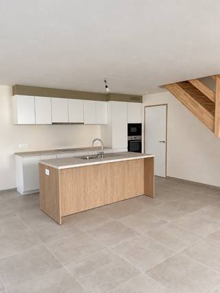 <strong>Halfopen nieuwbouwwoning te koop – Monica Vancloosterstraat, Roeselare (Beveren)</strong><br /><br />Deze moderne<strong> halfopen nieuwbouwwoning </strong>maakt deel uit van een stijlvol nieuwbouwproject in de rustige Monica Vancloosterstraat te Roeselare (Beveren).<br />Met een perceel van <strong>286 m²</strong> en een doordachte indeling biedt deze woning comfort, ruimte en energiezuinig woonplezier.<br /><br /><strong>Indeling gelijkvloers</strong><br />Via de inkomhal kom je binnen in de <strong>lichtrijke leefruimte met open keuken</strong>, ontworpen voor maximaal licht en een ruimtelijk gevoel. Aansluitend bevindt zich een <strong>grote berging van 9 m²</strong>, ideaal als voorraad- of wasruimte.<br />De woning beschikt verder over een <strong>tuinberging, carport, ruime oprit, terras</strong> en een aangelegde tuin — perfect om meteen zorgeloos te genieten van je nieuwe thuis.<br /><br /><strong>Indeling verdieping</strong><br />Op de bovenverdieping vind je een functionele <strong>nachthal</strong>, die ook de mogelijkheid biedt om een <strong>bureau of werkhoek</strong> te creëren.<br />Daarnaast zijn er <strong>drie slaapkamers</strong> (21 m², 12 m² en 12 m²) en een volledig uitgeruste badkamer met<strong> inloopdouche, ligbad en dubbel lavabomeubel</strong>. Een <strong>afzonderlijk toilet </strong>en bovenberging maken deze verdieping volledig.<br /><br /><strong>Energiezuinig & modern</strong><br />Zoals de andere woningen in het project is ook deze woning <strong>energiezuinig </strong>(E-peil ≤ 30) en uitgerust met <strong>zonnepanelen</strong>, een <strong>warmtepomp </strong>en <strong>vloerverwarming</strong>.<br />Dankzij deze technieken geniet je van een laag energieverbruik en een toekomstgerichte woning.<br /><br /><strong>Topligging</strong><br />De woning ligt in een rustige, nieuwe woonomgeving in Beveren (Roeselare), met:
<ul>
<li><strong>Snelle verbinding naar de E403</strong> (Brugge – Kortrijk)</li>
<li><strong>Vlotte bereikbaarheid van het centrum van Roeselare</strong></li>
<li>Winkels, scholen en sportfaciliteiten in de buurt</li>
<li>Een kindvriendelijke woonomgeving met groene accenten</li>
</ul>
<br /><strong>Perceel: 285 m²</strong><br /><br />* Foto's binnenzijde van een gelijkaardige woning *<br /><br />Neem contact voor een vrijblijvend bezoek via <strong>051 21 11 11</strong> of <strong>matias@imfiro.be</strong>