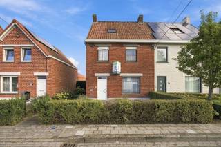 Deze te renoveren halfopen bebouwing is gelegen in de Esenstraat 76, in het rustige dorpscentrum van Zarren (deelgemeente van Kortemark), op een perceel van 749 m² met een vrij uitzicht op de velden. Het dorpscentrum van Zarren ligt op wandelafstand voor de dagelijkse voorzieningen. Buslijn 35 (Diksmuide–Zarren–Kortemark–Torhout) doet de buurt aan, waardoor ook Kortemark-centrum, Torhout (± 8 km) en Diksmuide (± 14 km) met hun ruimer winkelaanbod, station en scholen vlot bereikbaar zijn.<br />De woning heeft een vloeroppervlakte van 142 m² en telt een kelder. Op het gelijkvloers bevinden zich een inkomhal, eetkamer, woonkamer, keuken, badkamer en wasruimte. De eerste verdieping biedt 3 slaapkamers, met daarboven nog een zolder. Achteraan is er een ruime tuin met tuinbergingen. De woning is toe aan renovatie en biedt zo tal van mogelijkheden om volledig naar eigen smaak in te richten.<br />Het pand heeft een EPC-label F (564 kWh/(m² jaar)). Met de minimale verplichtingen is aan de renovatieplicht voldaan.<br />De vraagprijs bedraagt €215.000. Elk bod wordt voorgelegd aan de eigenaar, die vrij is om dit al dan niet te aanvaarden.<br />Een te renoveren woning met ruim perceel, vrij zicht op de velden en alle dorpsvoorzieningen binnen handbereik, centraal in Zarren-Kortemark. Neem dan gerust contact met ons op voor een bezoek ter plaatse, via 051 49 49 11!<br />