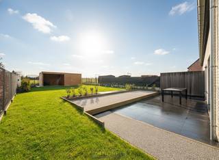 1ste bezoekdag ZATERDAG 20 DECEMBER! Inschrijven kan via www.nobels.be onder referentienummer 4145260.RECENTE BEN-WONING (2022) gelegen nabij het...