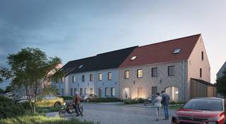 Lot 105 is een halfopen woning in een landelijke architectuur. Met 4 volwaardige slaapkamers en een slimme indeling is dit de ideale thuis voor gezinnen of koppels.

Je woont hier in ’t Cleygoed: een verkeersluw parkdomein tussen de polders, op fietsafstand van de kust. Een plek waar stilte en veiligheid centraal staan en waar je elke dag thuiskomt in het groen.

De woning wordt volledig afgewerkt: keuken, badkamer en vloeren zijn inbegrepen. De materialen en afwerking? Die kies je zelf. Zo maak je van deze woning écht jouw thuis.

En ook op vlak van energie zit je goed. Warmtepomp, vloerverwarming en zonnepanelen zorgen voor aangenaam wonen en een lage energiekost. Met een E peil van 10 ben je helemaal klaar voor morgen.

Wil je graag meer weten over deze woning? Contacteer onze bouwadviseur of vraag jouw projectbrochure aan.