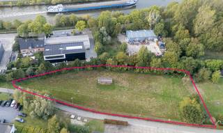 Perceel industriegrond met een oppervlakte van 2.144 m² te koop in Deinze. Het terrein is gesitueerd in een zone voor ambachtelijke bedrijven en KMO's. Uitstekend gelegen op slechts +/- 10 minuten van de E40, op- en afrit 13 Drongen. Eventueel met vergunning voor een loods van 600 m². De grond heeft ook nog een extra. <br /><br />Contacteer Henry Van Tornhout voor bijkomende inlichtingen of een vrijblijvend plaatsbezoek via +32 474 13 37 93 of via henry@kmovastgoed.be