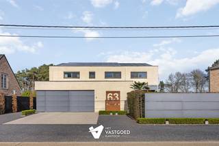 <p><span>Prachtige, ruime en energiezuinige woning op mooi perceel</span></p><p><span> </span></p><p><span>Belangrijkste troeven:</span></p><p><span>- Prachtige, ruime woning met uitzonderlijke leefruimtes</span></p><p><span>- Unieke leefruimte: 3,60m hoog plafond en enorm veel natuurlijk licht dankzij grote glaspartijen</span></p><p><span>- Leefruimte biedt ruimte voor oa zithoek, eetkamer, bureauruimte...</span></p><p><span>- Aansluitend is er de open leefkeuken met extra eet-/zithoek</span></p><p><span>- 3 slaapkamers en 2 badkamers</span></p><p><span>- 1 slaapkamer is voorzien van dressing en ensuite badkamer</span></p><p><span>- Zeer praktische indeling met oa dubbele inpandige garage</span></p><p><span>- Mooie kelderruimte, ideaal als bvb hobbyruimte</span></p><p><span>- 30 zonnepanelen met nog opbrengst groenestroomcertificaten van ca 1.750€/jaar!</span></p><p><span>- Extra's: domotica, screens, airco, vloerverwarming, laag energieverbruik (ca 86€/maand), ...</span></p><p><span>- Knap perceel van 1.482m2 met terras en zwemvijver</span></p><p><span>- Ideale ligging: rustig gelegen en goed bereikbaar</span></p><p><span> </span></p><p><span>Bekijk zeker ook de 3D virtuele rondleiding en de grondplannen met de afmetingen. Zo krijgt u van thuis uit al een perfect beeld van wat deze woning te bieden heeft!</span></p><p><span>Wenst u meer info of een vrijblijvende bezichtiging, contacteer dan ons kantoor op het nummer 014 39 99 99 en wij helpen u graag verder.</span></p>