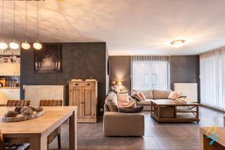 TE KOOP te Aalst. Dit instapklare appartement is gelegen in Aalst en biedt een praktische en comfortabele indeling. Het beschikt over een aangename leefruimte met ingerichte keuken en aangrenzende berging. Verder zijn er drie slaapkamers, een badkamer uitgerust met een dubbele lavabo en een bad met douchemogelijkheid.<br /><br />Daarnaast beschikt het appartement over een private garage, wat extra comfort en parkeergemak biedt.<br /><br />Het appartement is rustig gelegen en bevindt zich tegelijk in de nabijheid van het centrum van Aalst, winkels, scholen en openbaar vervoer. Ook belangrijke invalswegen zijn vlot bereikbaar.<br /><br />kortom: een degelijk en functioneel appartement met alle nodige voorzieningen.<br /><br />Graag een bezoek? Contacteer Laura Lauwereys op 0469 14 29 44 of mail naar laura.l@cornelis-goeman.be voor een afspraak.