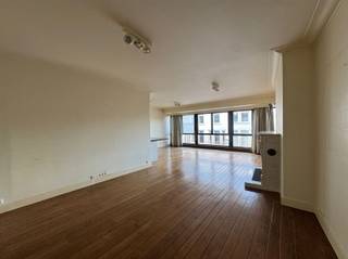 - Inkomhal- Gastentoilet- Grote leefruimte met zicht op de Grote Markt- Ingerichte keuken met kasten en toestellen- 2 ruime slaapkamers- Badkamer met...